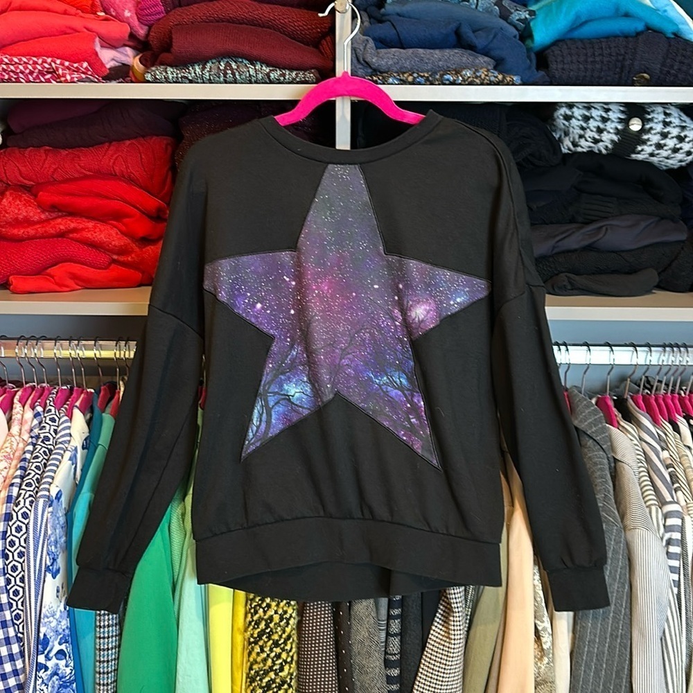 Hot Topic black long sleeve crew neck star sweatshirt size S